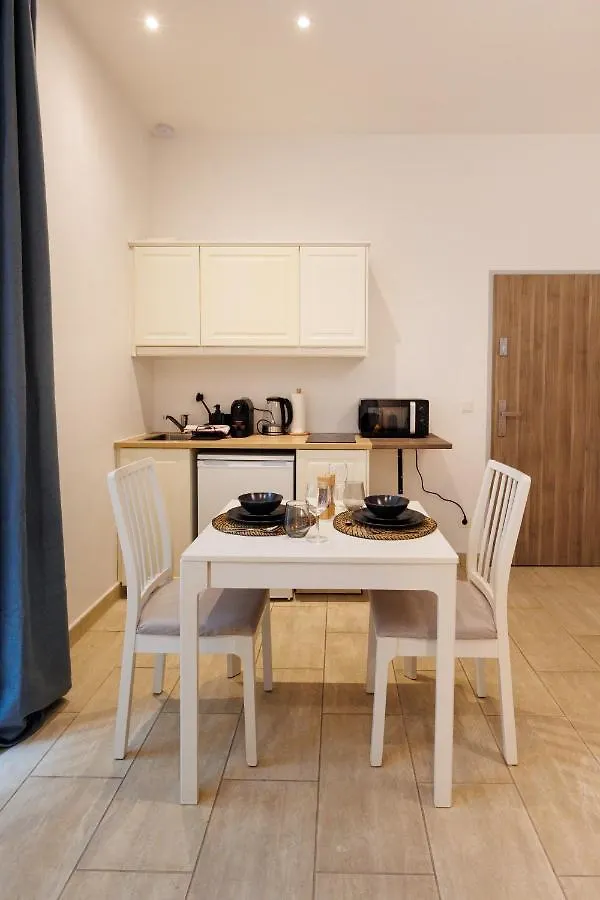 Cozy Market-Square Retreat Located In The Heart Of The 10Th District Вена Австрия