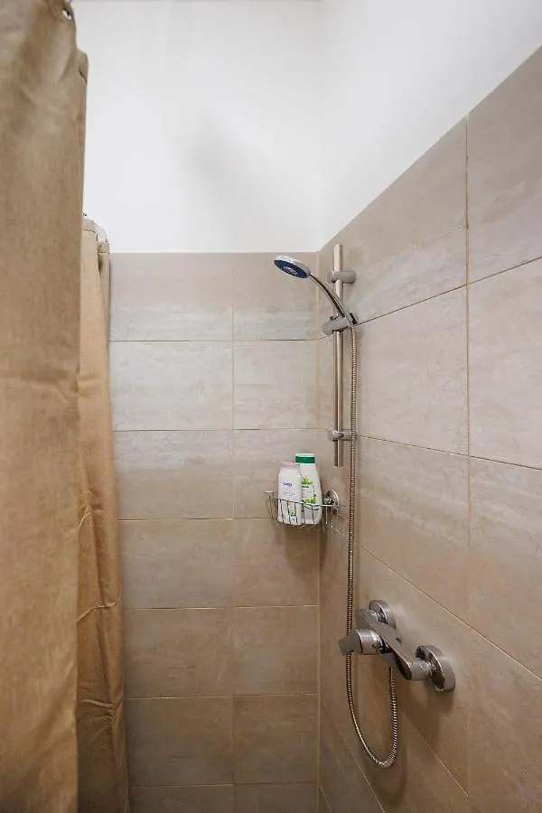 Cozy Market-Square Retreat Located In The Heart Of The 10Th District Вена Австрия