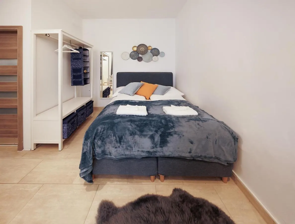 Cozy Market-Square Retreat Located In The Heart Of The 10Th District Вена Апартаменты