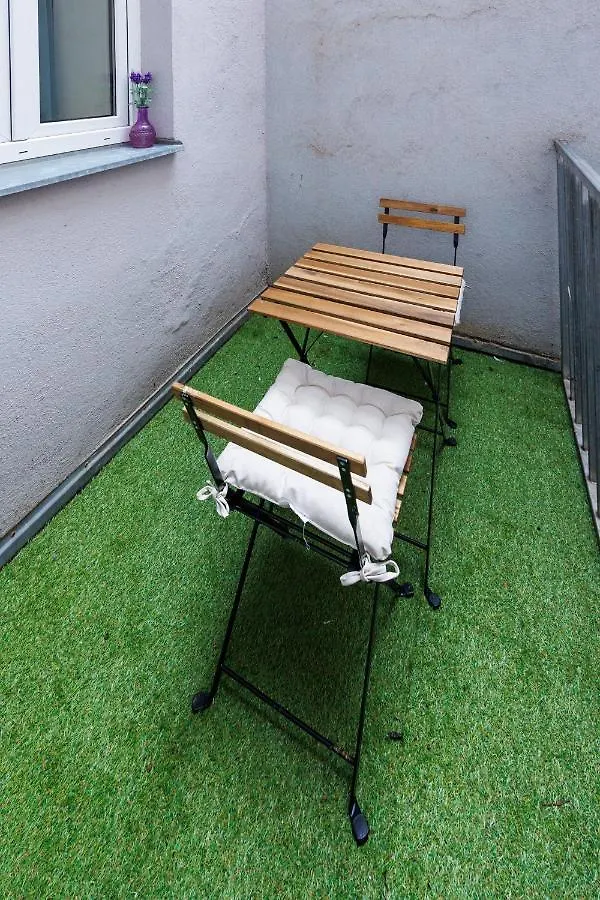 Cozy Market-Square Retreat Located In The Heart Of The 10Th District Вена Апартаменты