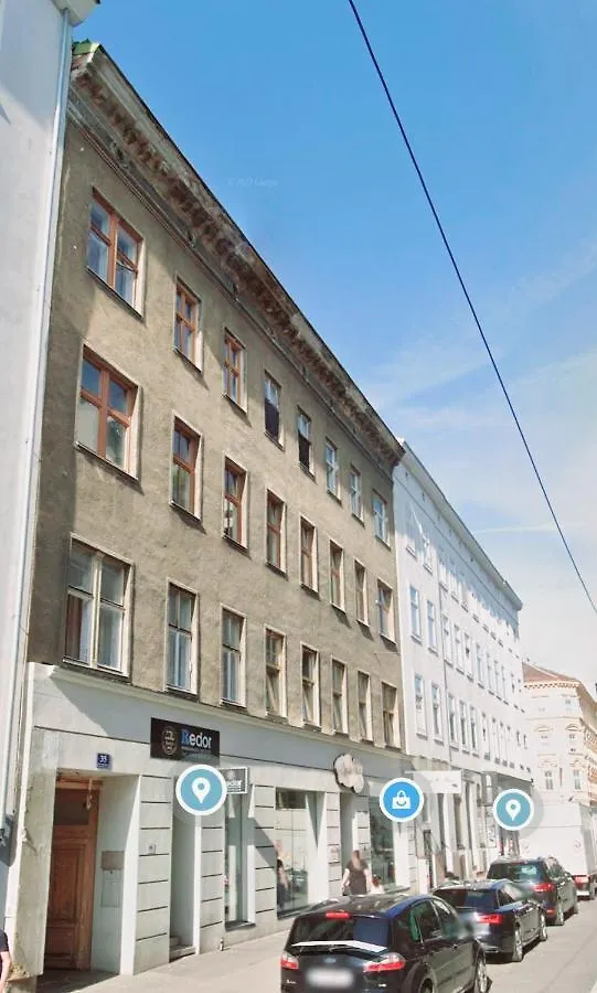 Cozy Market-Square Retreat Located In The Heart Of The 10Th District Вена 0*,
